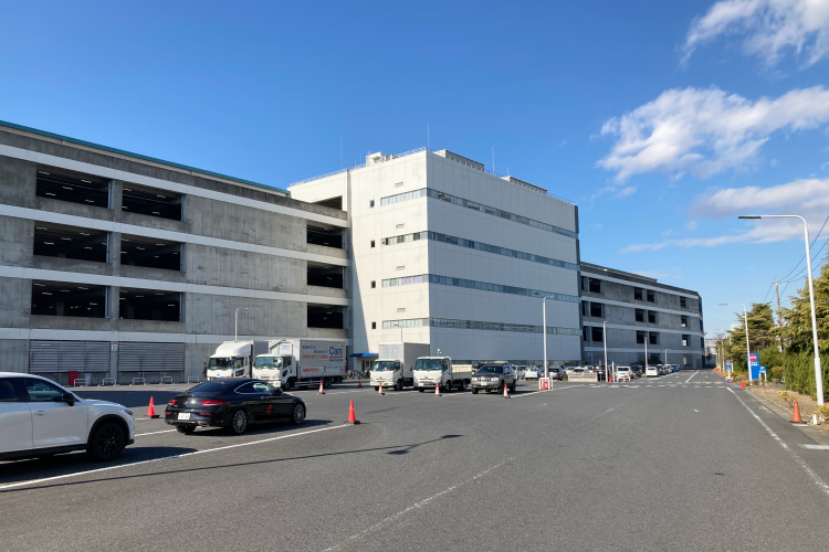 新しいとてもキレイな倉庫です♪建物の中にコンビニがあるので便利！