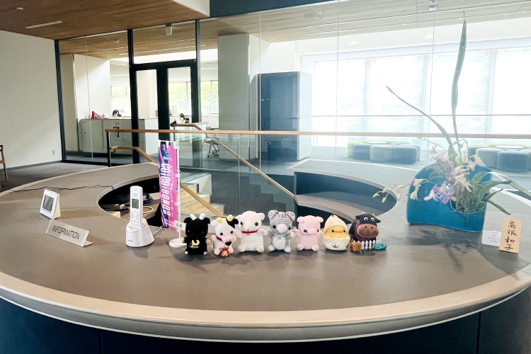 動物用医薬品のメーカーならでは、ホールでは可愛いらしいマスコット達がお出迎え。