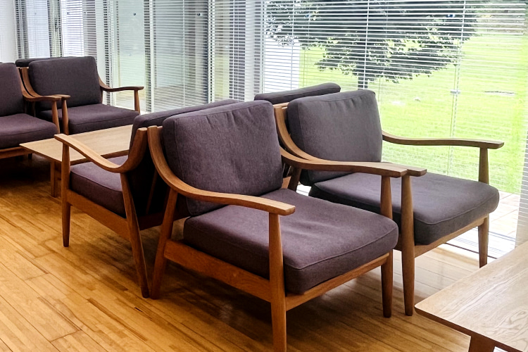 ゆったりとくつろげるチェアも。午後からのお仕事に備えてゆっくり休めそうです。
