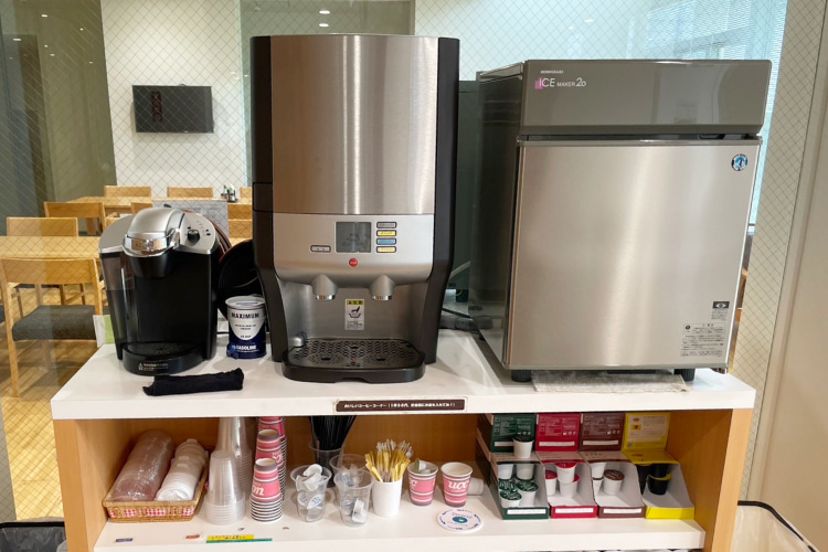 休憩室にはお得に利用できるおいしいコーヒーマシンも。食後のコーヒーもいいですね。