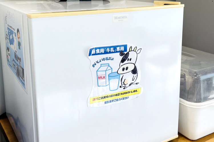 お昼休憩時は無料で牛乳が飲み放題！牛乳が大好きなあなた、必見です。