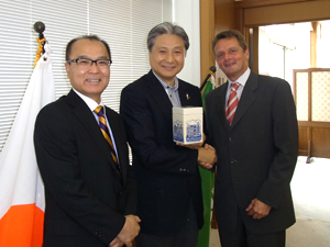2011年6月3日栃木県庁で福田知事と面会 - 東日本大震災の被災者支援義援金「とちまる募金」に寄付 ランスタッド